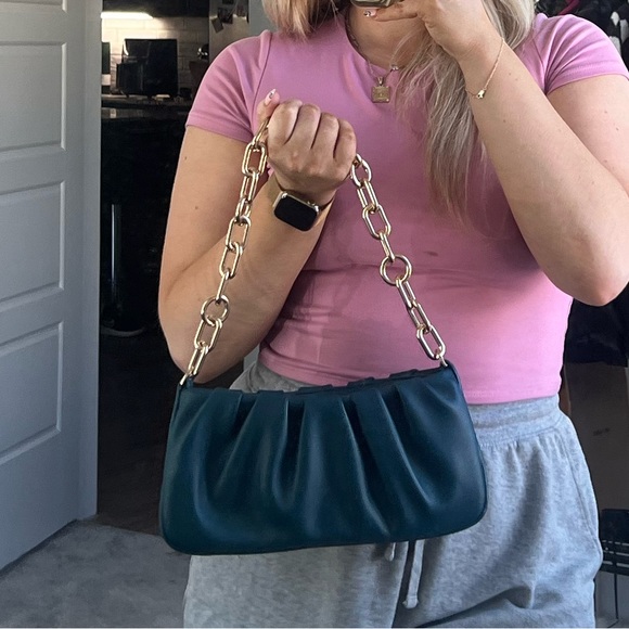 Blue/ torquoise shoulder bag with gold chain - Picture 2 of 3